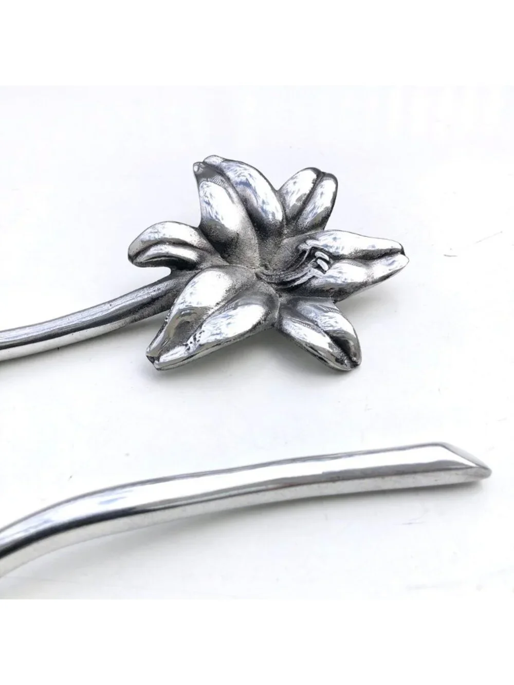 Mariposa Brillante Aluminum Flower Salad Servers Cast Metal Utensils Set